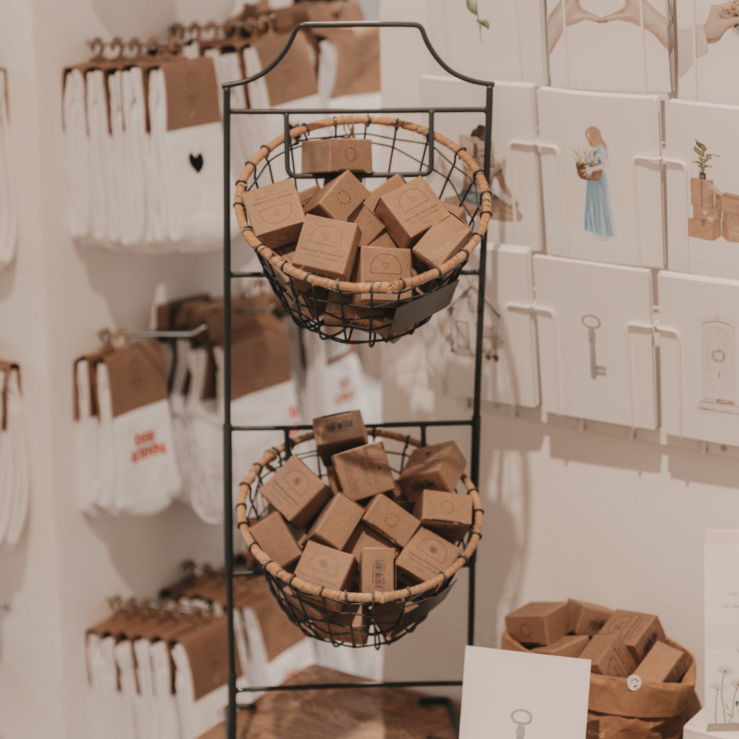 Die halbrunden Kartenständer in deinem Laden