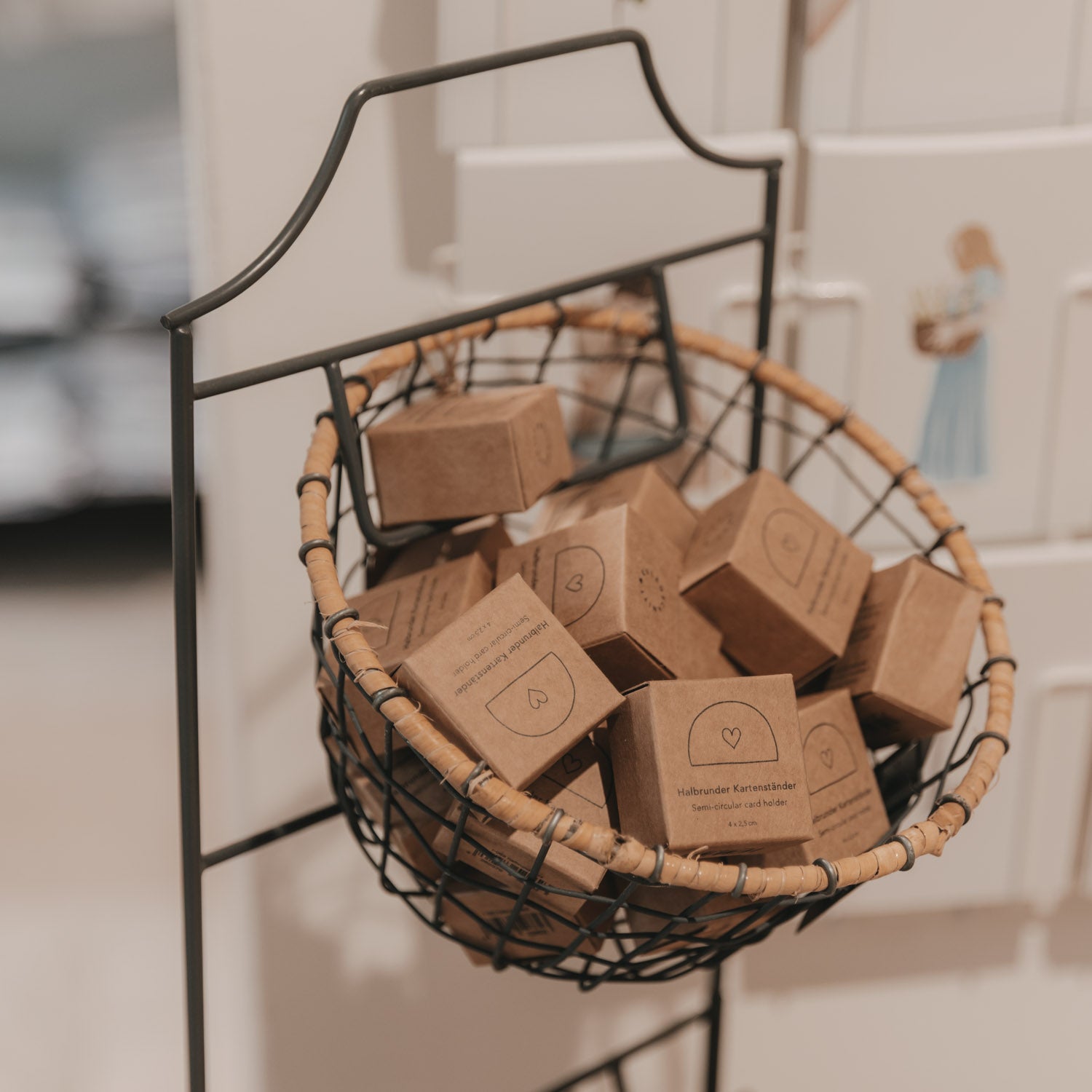 Die halbrunden Kartenständer in deinem Laden