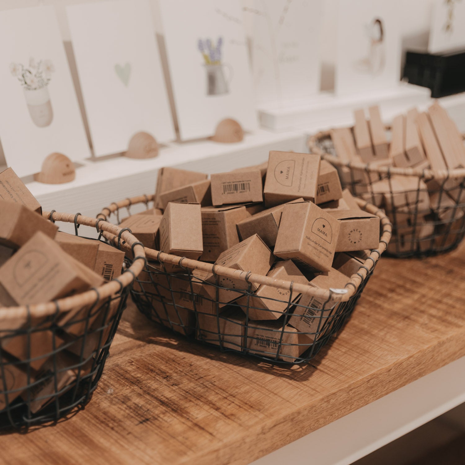 Die halbrunden Kartenständer in deinem Laden