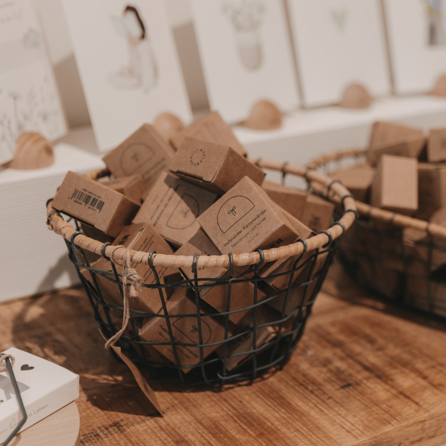 Die halbrunden Kartenständer in deinem Laden