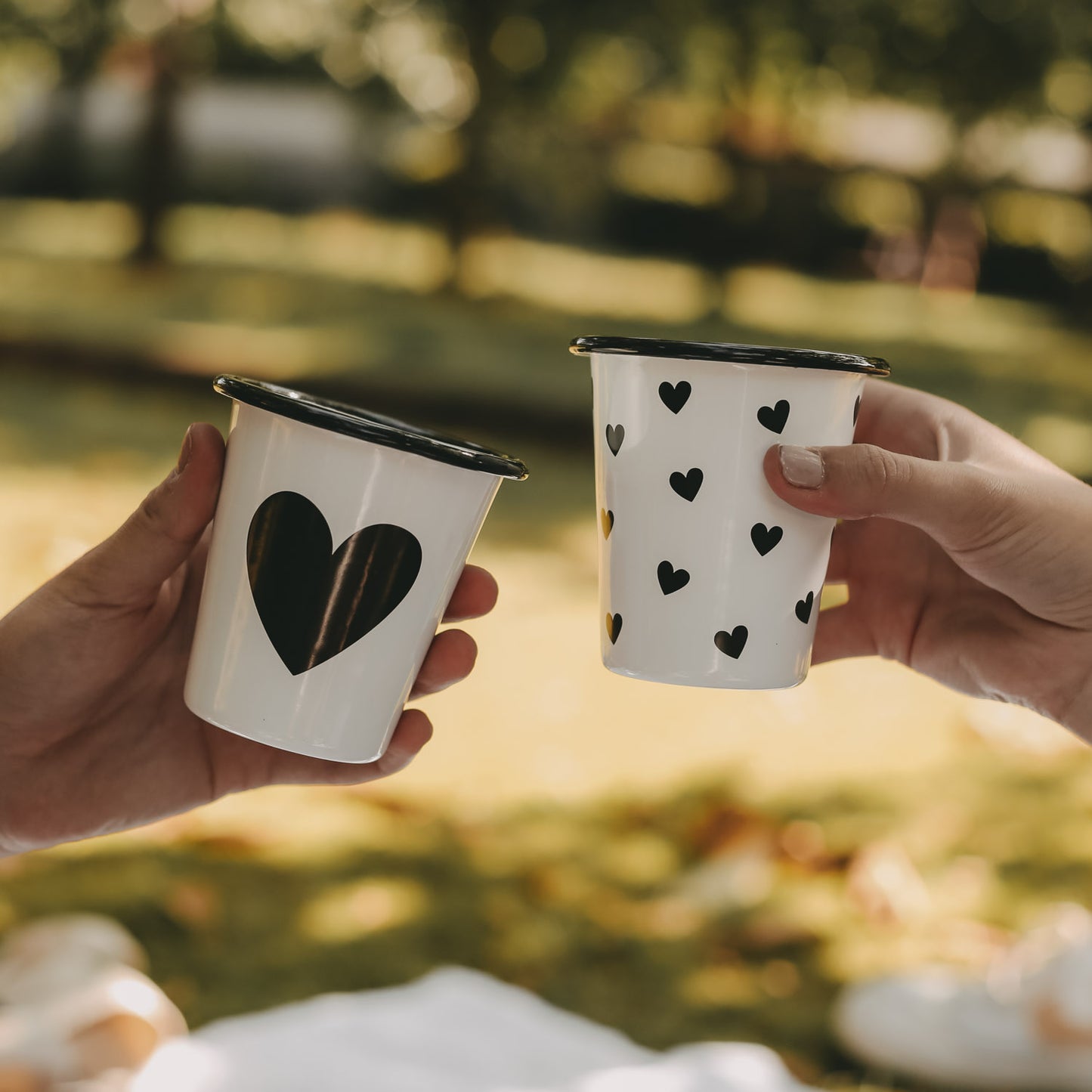 Emaille Becher Herzen Reinweiß (VE = 6 Stk)