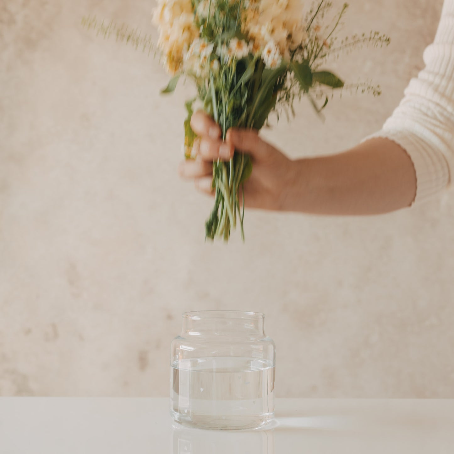 Vase aus Glas mittel Herzen weiß (VE = 6 Stk.)