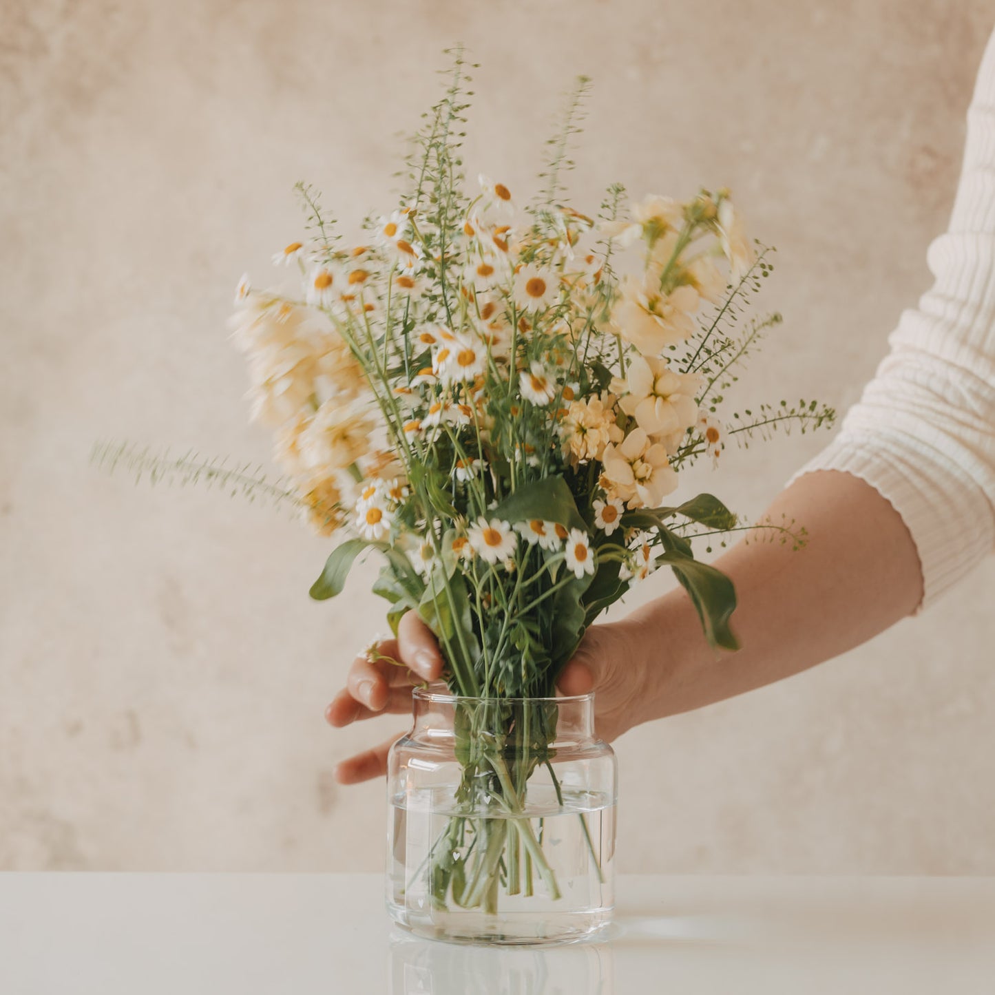 Vase aus Glas mittel Herzen weiß (VE = 6 Stk.)