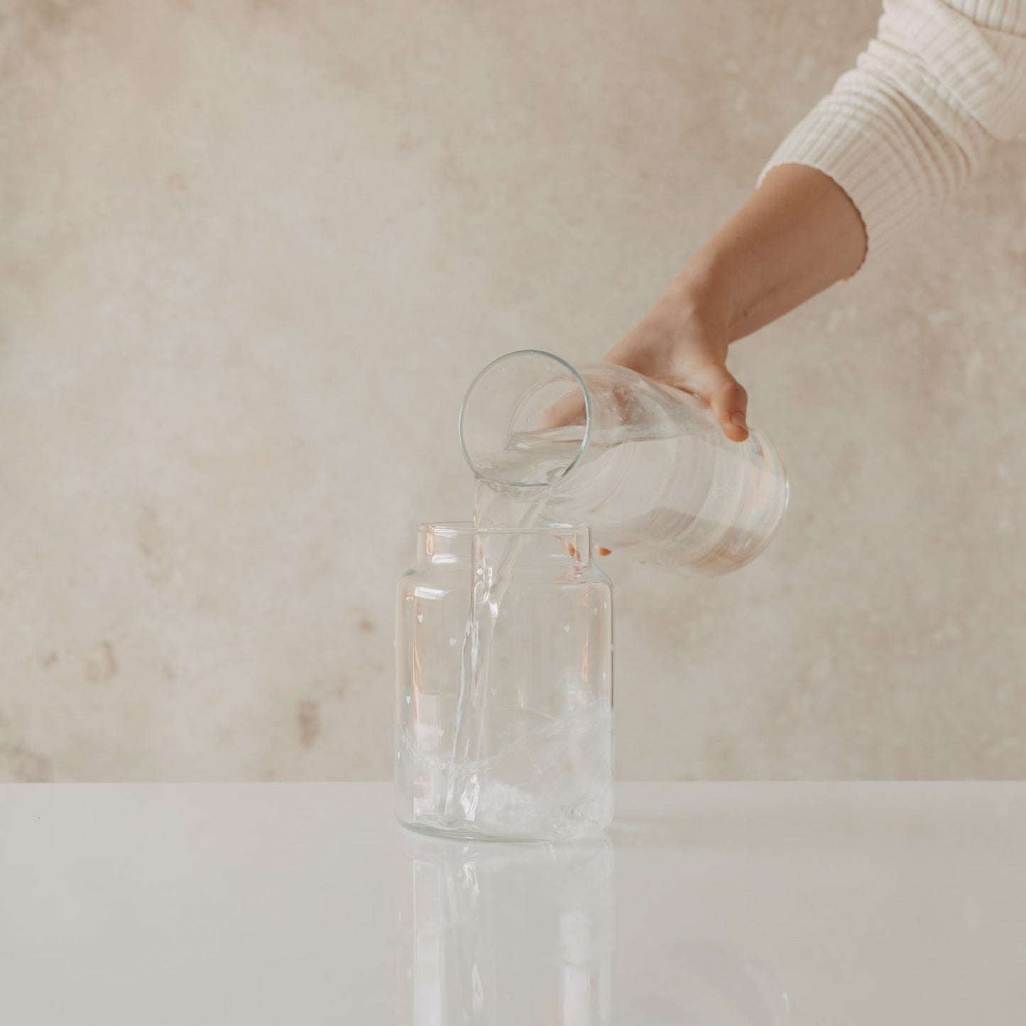 Vase aus Glas groß Herzen weiß (VE = 6 Stk.)