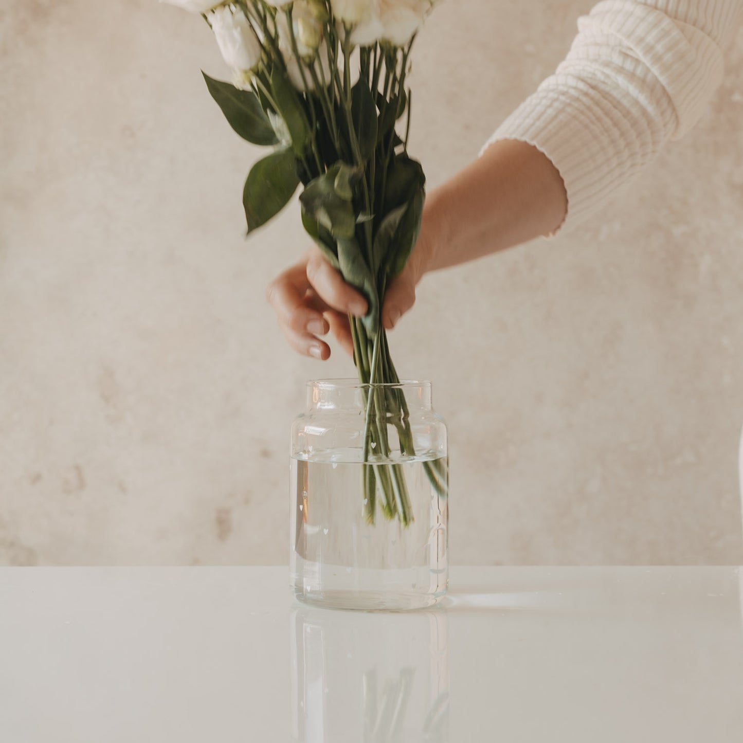 Vase aus Glas groß Herzen weiß (VE = 6 Stk.)