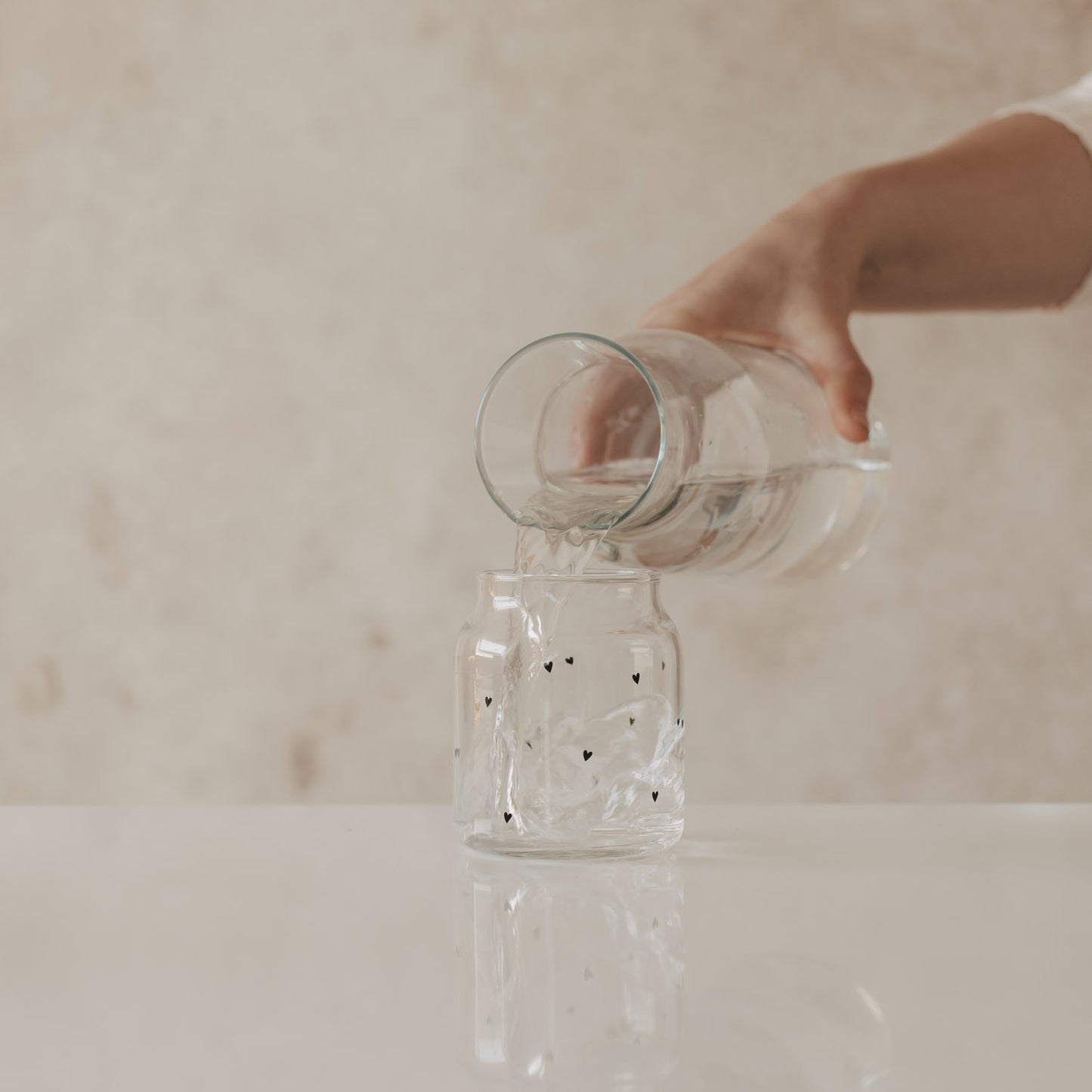 Vase aus Glas klein Herzen schwarz (VE = 6 Stk.)