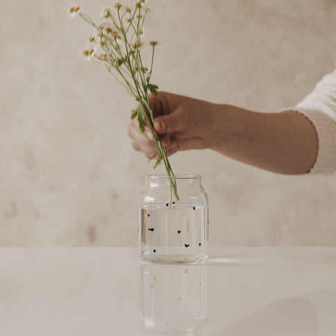 Vase aus Glas klein Herzen schwarz (VE = 6 Stk.)