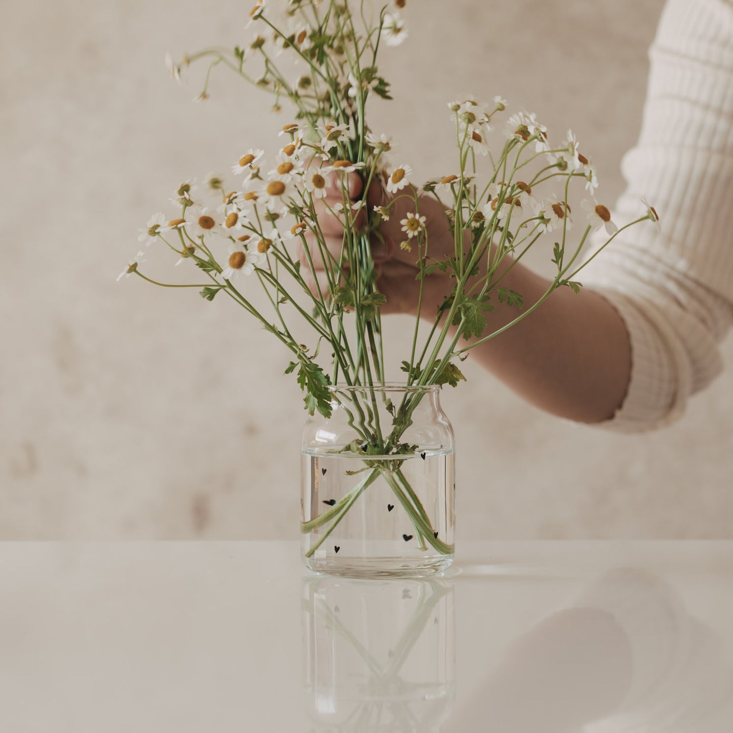 Vase aus Glas klein Herzen schwarz (VE = 6 Stk.)
