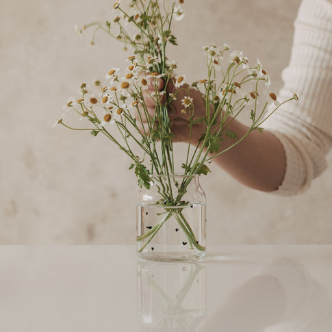 Vase aus Glas klein Herzen schwarz (VE = 6 Stk.)