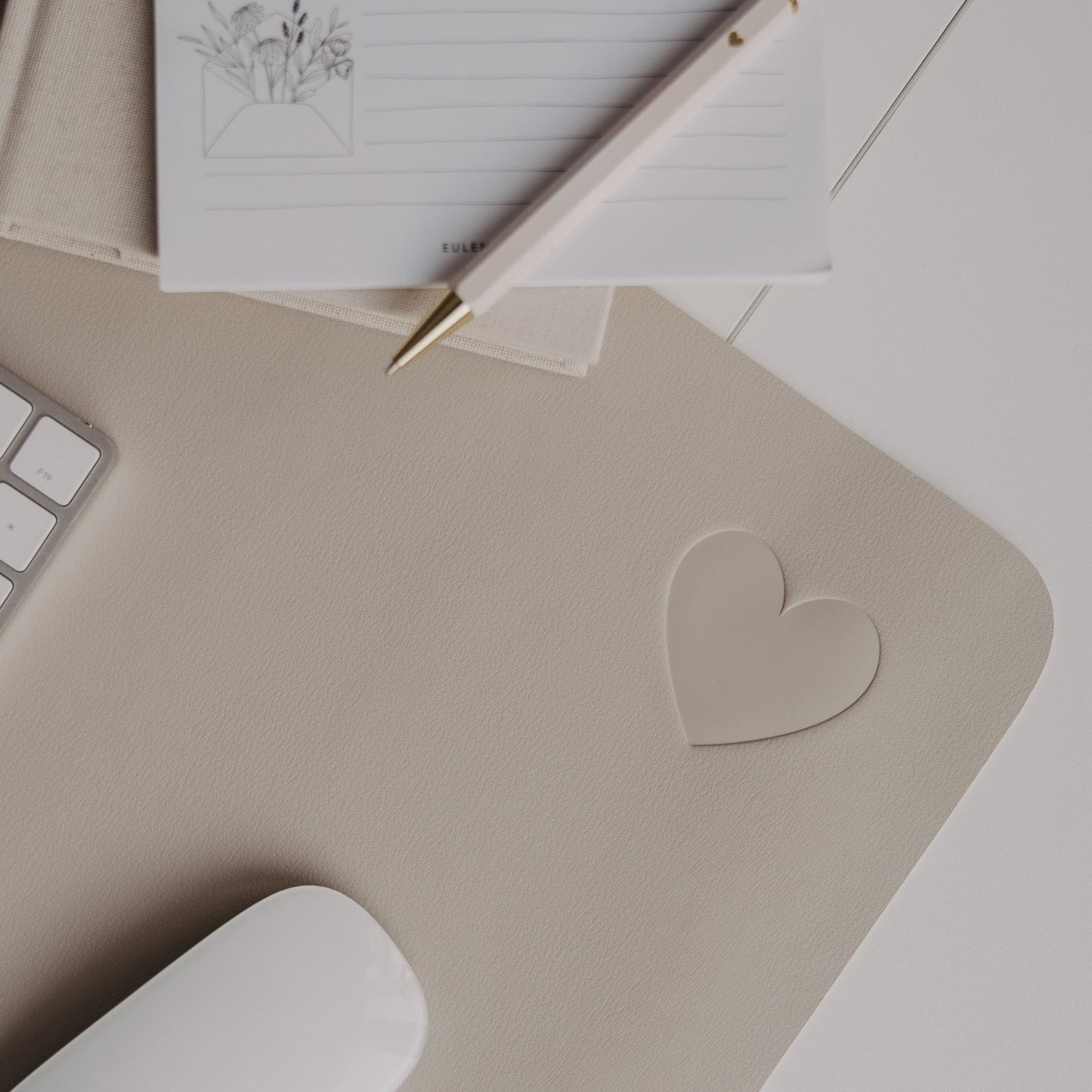 Schreibtischunterlage soft Herz taupe (VE = 6 Stk.)