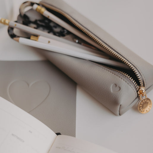 Federtasche Herz grau (VE = 6 Stk.)