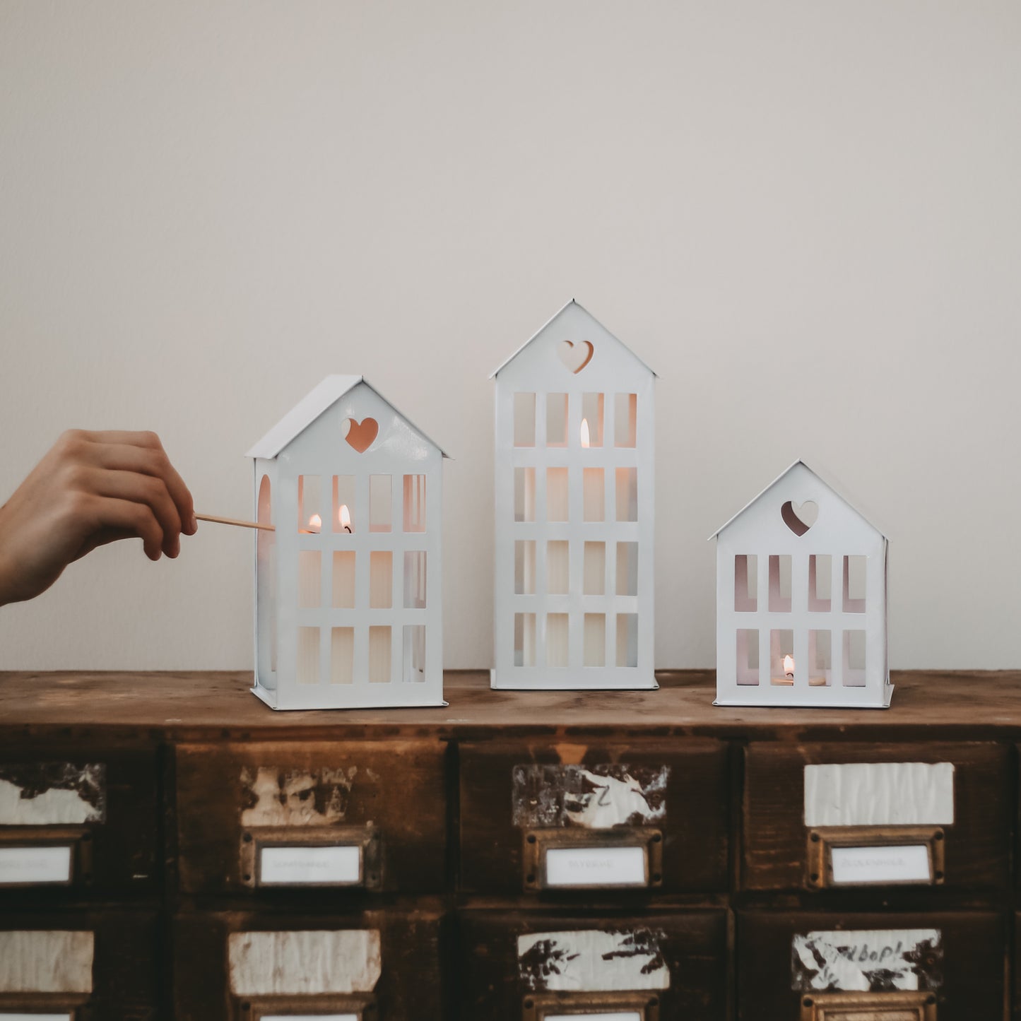 Maison en métal moyenne blanche (VE = 4 pcs)
