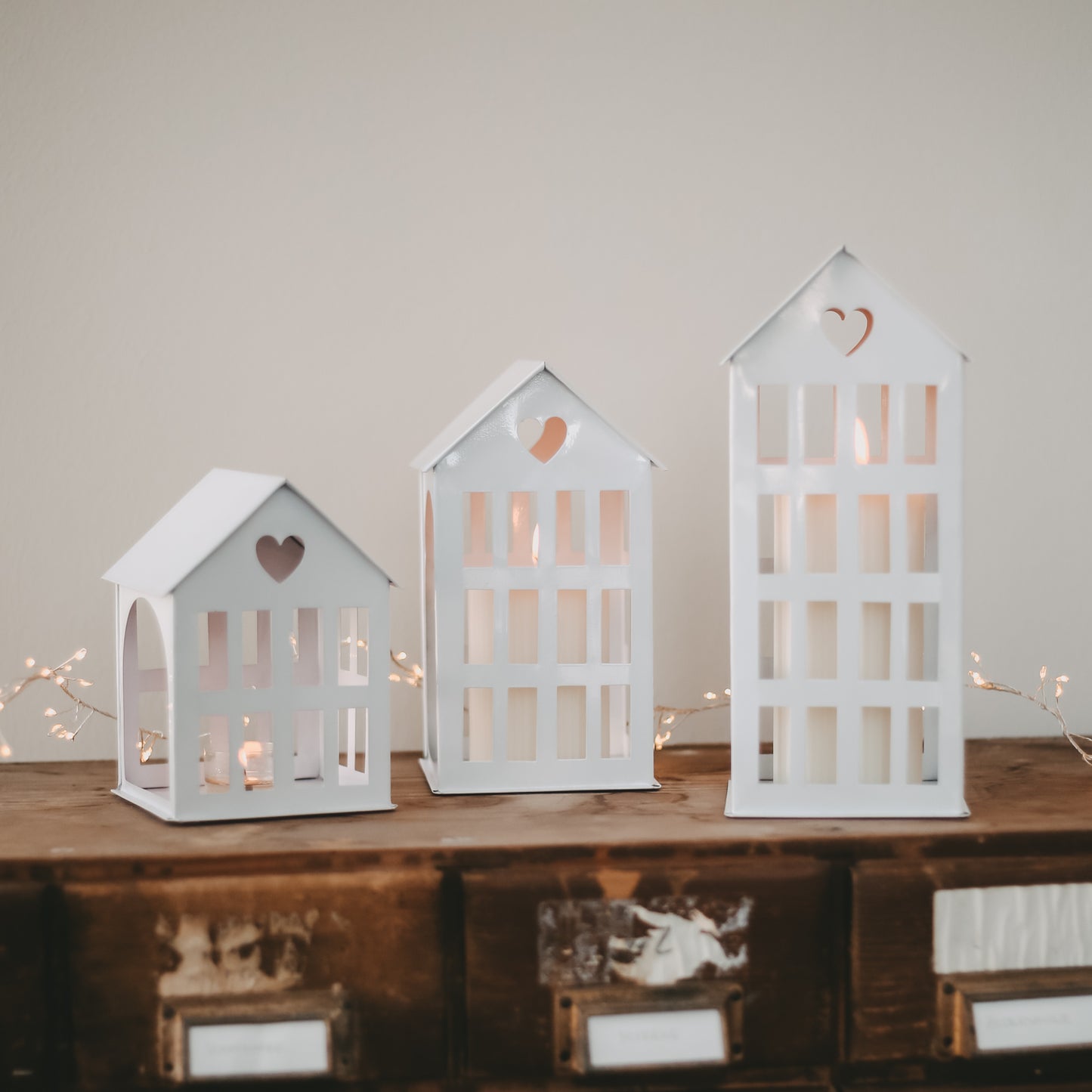 Maison en métal moyenne blanche (VE = 4 pcs)