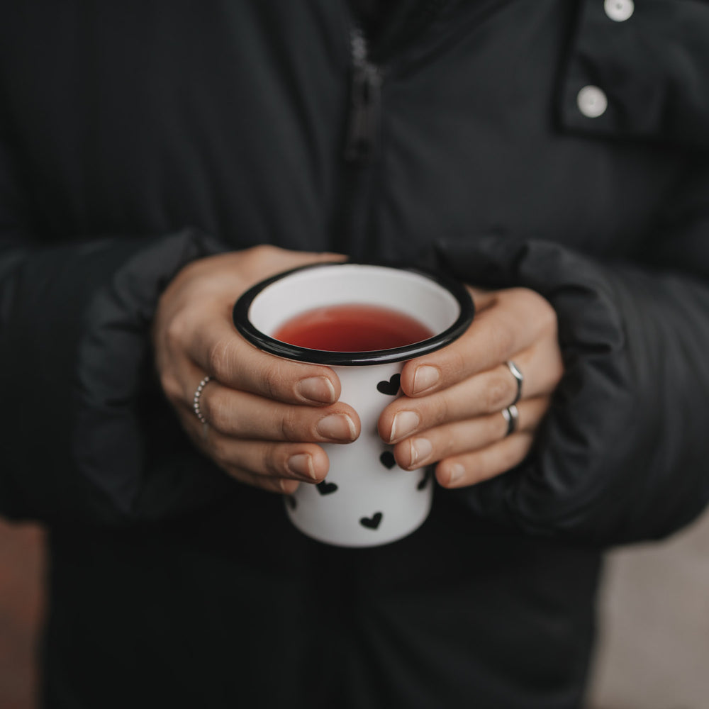 Emaille Becher Herzen (VE = 6 Stk)