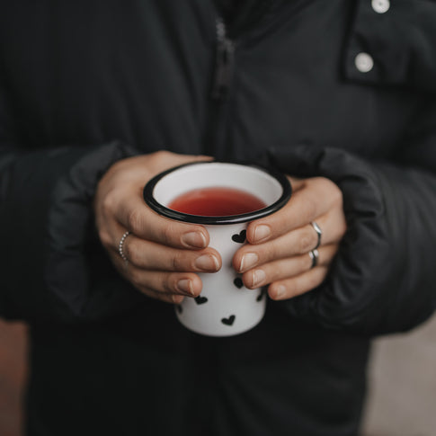 Emaille Becher Herzen (VE = 6 Stk)