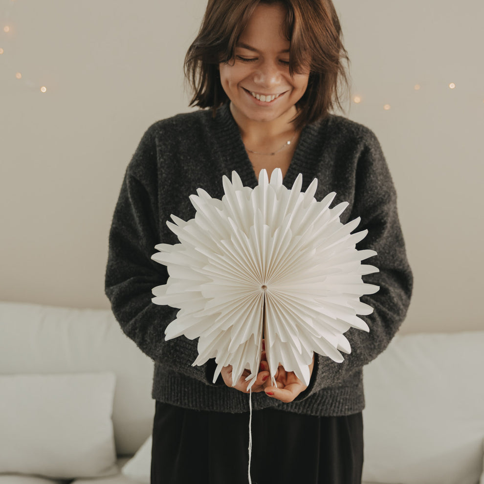 Papieranhänger Schneeflocke 30cm natur (VE = 4 Stk.)