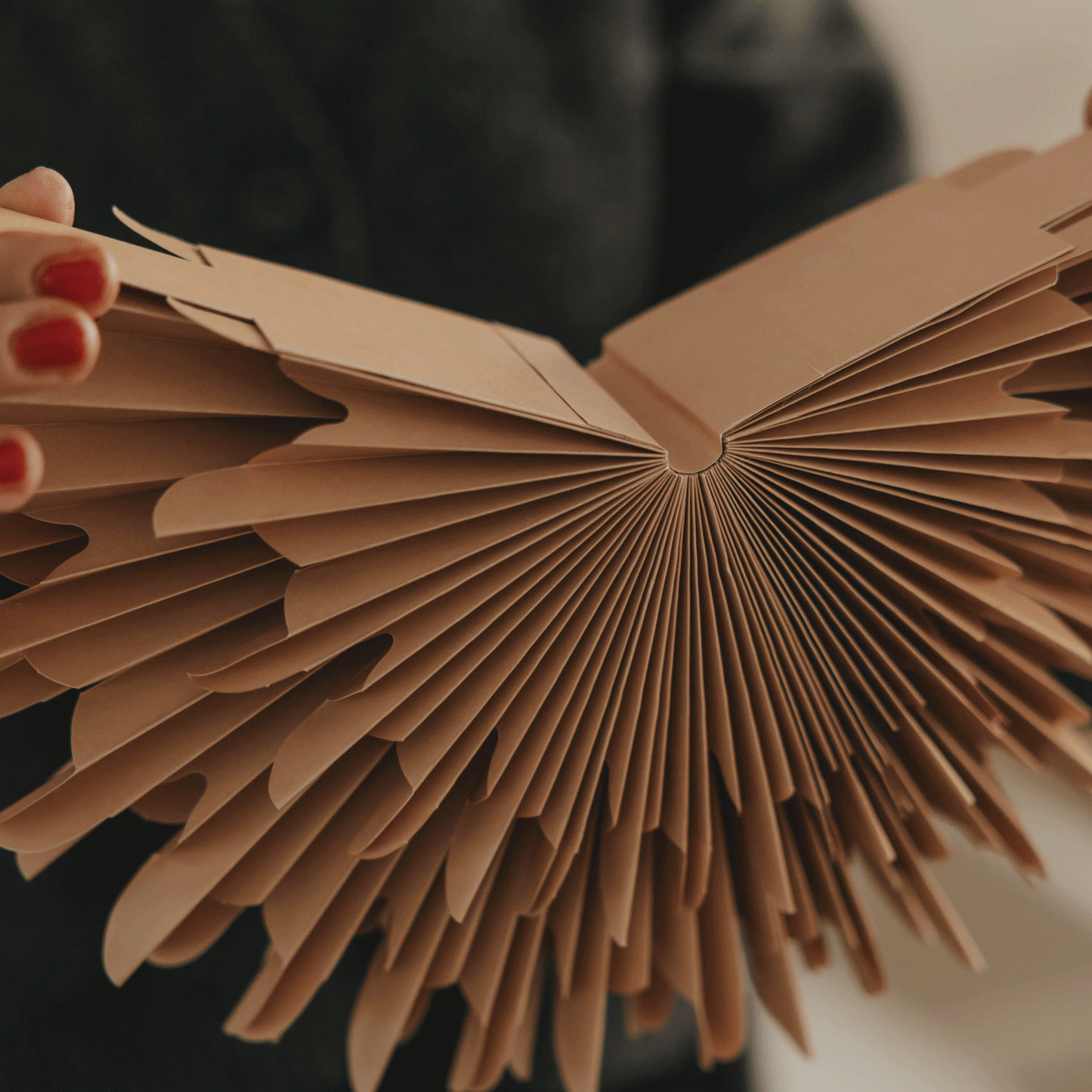 Papieranhänger Schneeflocke 30cm braun (VE = 4 Stk.)