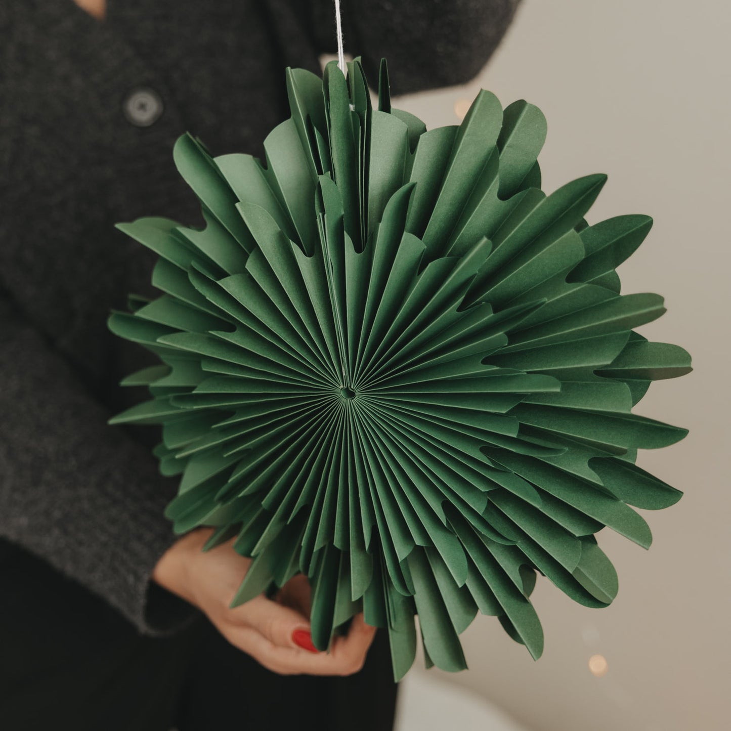 Papieranhänger Schneeflocke 30cm dunkelgrün (VE = 4 Stk.)