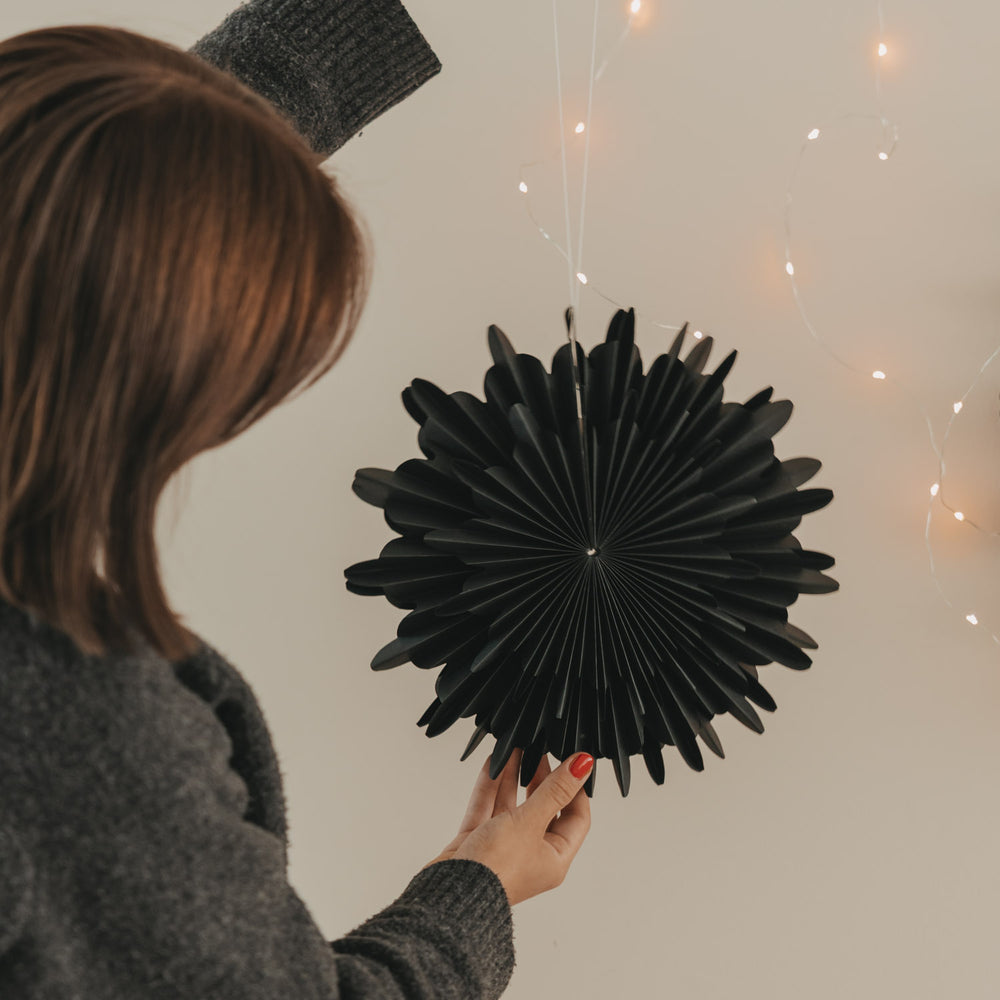 Papieranhänger Schneeflocke 30cm schwarz (VE = 4 Stk.)