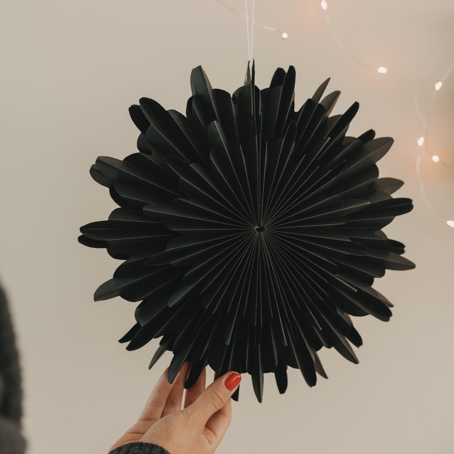 Papieranhänger Schneeflocke 30cm schwarz (VE = 4 Stk.)