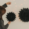 Papieranhänger Schneeflocke 30cm schwarz (VE = 4 Stk.)