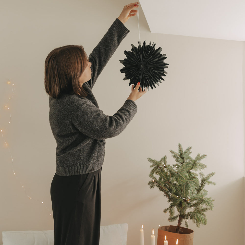 Papieranhänger Schneeflocke 30cm schwarz (VE = 4 Stk.)
