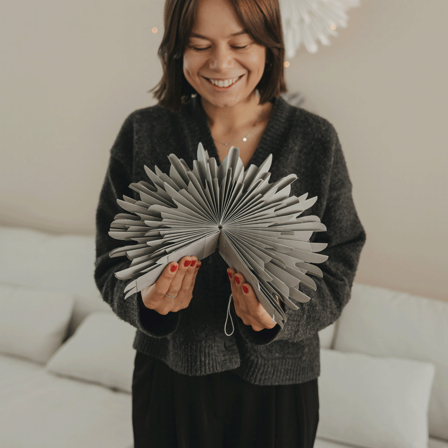 Papieranhänger Schneeflocke 30cm grau (VE = 4 Stk.)
