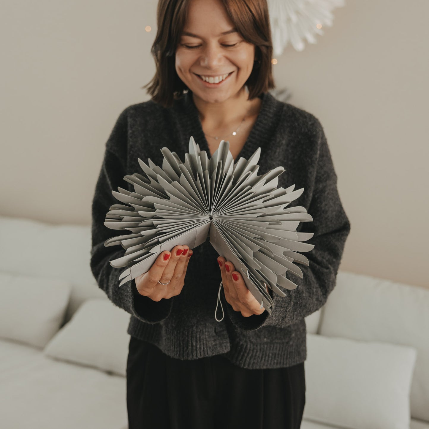Papieranhänger Schneeflocke 30cm grau (VE = 4 Stk.)