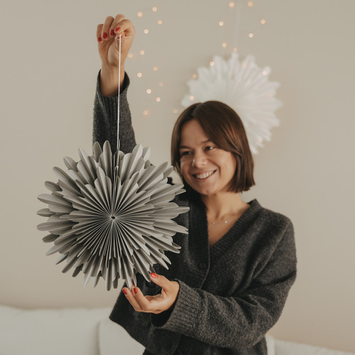 Papieranhänger Schneeflocke 30cm grau (VE = 4 Stk.)