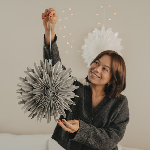 Papieranhänger Schneeflocke 30cm grau (VE = 4 Stk.)