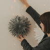 Papieranhänger Schneeflocke 30cm grau (VE = 4 Stk.)