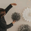Papieranhänger Schneeflocke 30cm grau (VE = 4 Stk.)