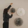 Papieranhänger Schneeflocke 30cm grau (VE = 4 Stk.)