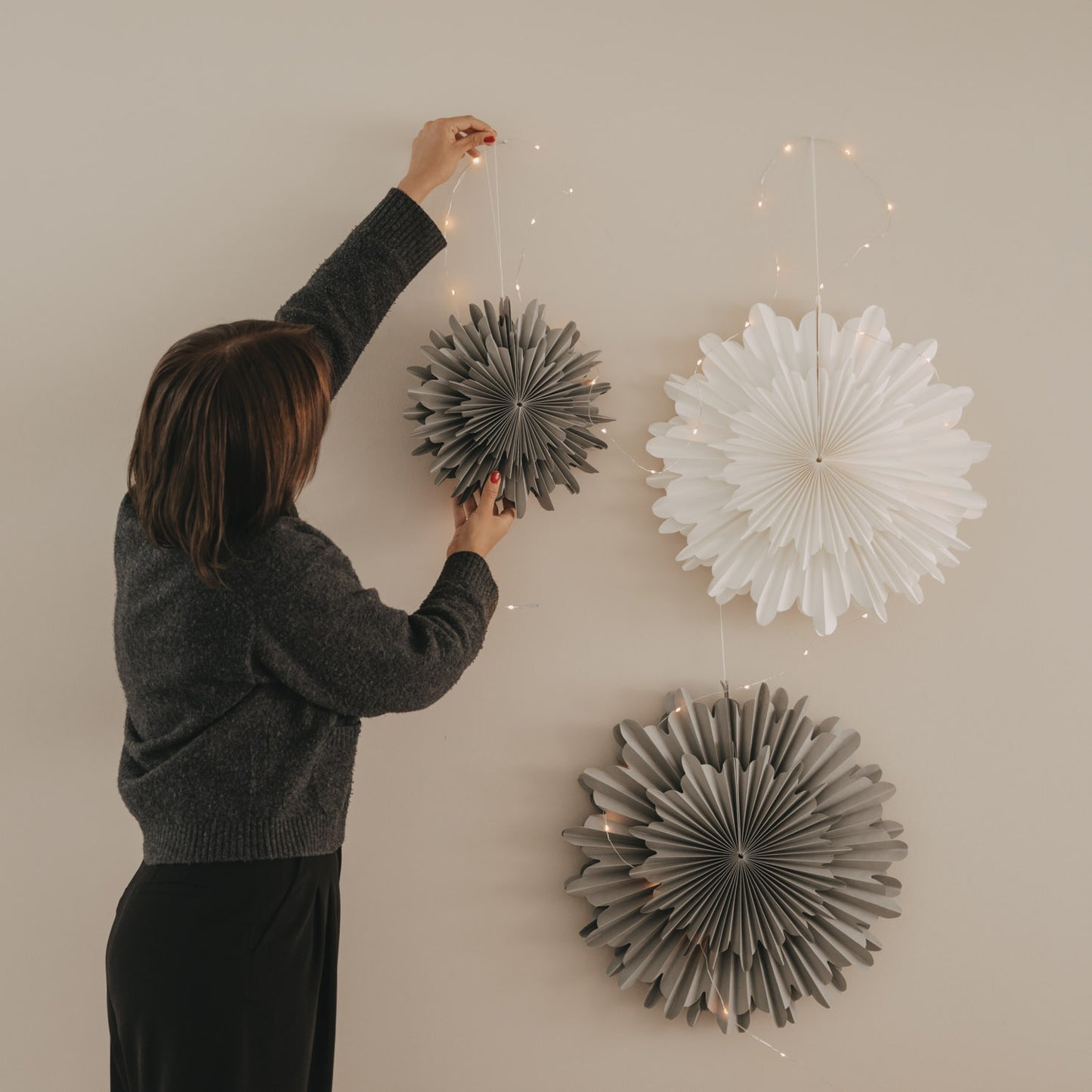 Papieranhänger Schneeflocke 30cm grau (VE = 4 Stk.)