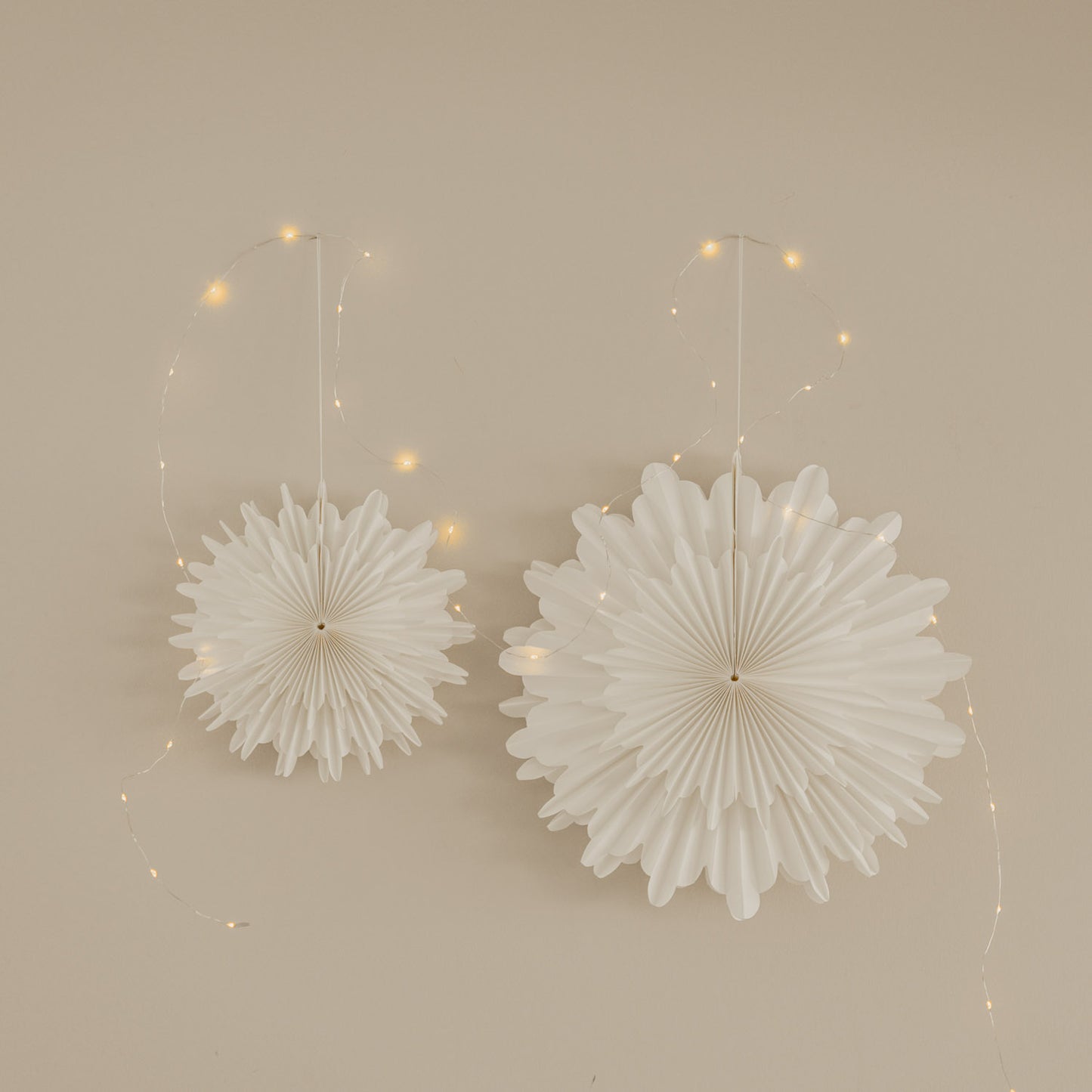 Papieranhänger Schneeflocke 45cm natur (VE = 4 Stk.)