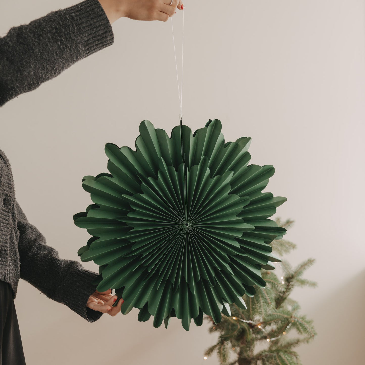 Papieranhänger Schneeflocke 45cm dunkelgrün (VE = 4 Stk.)