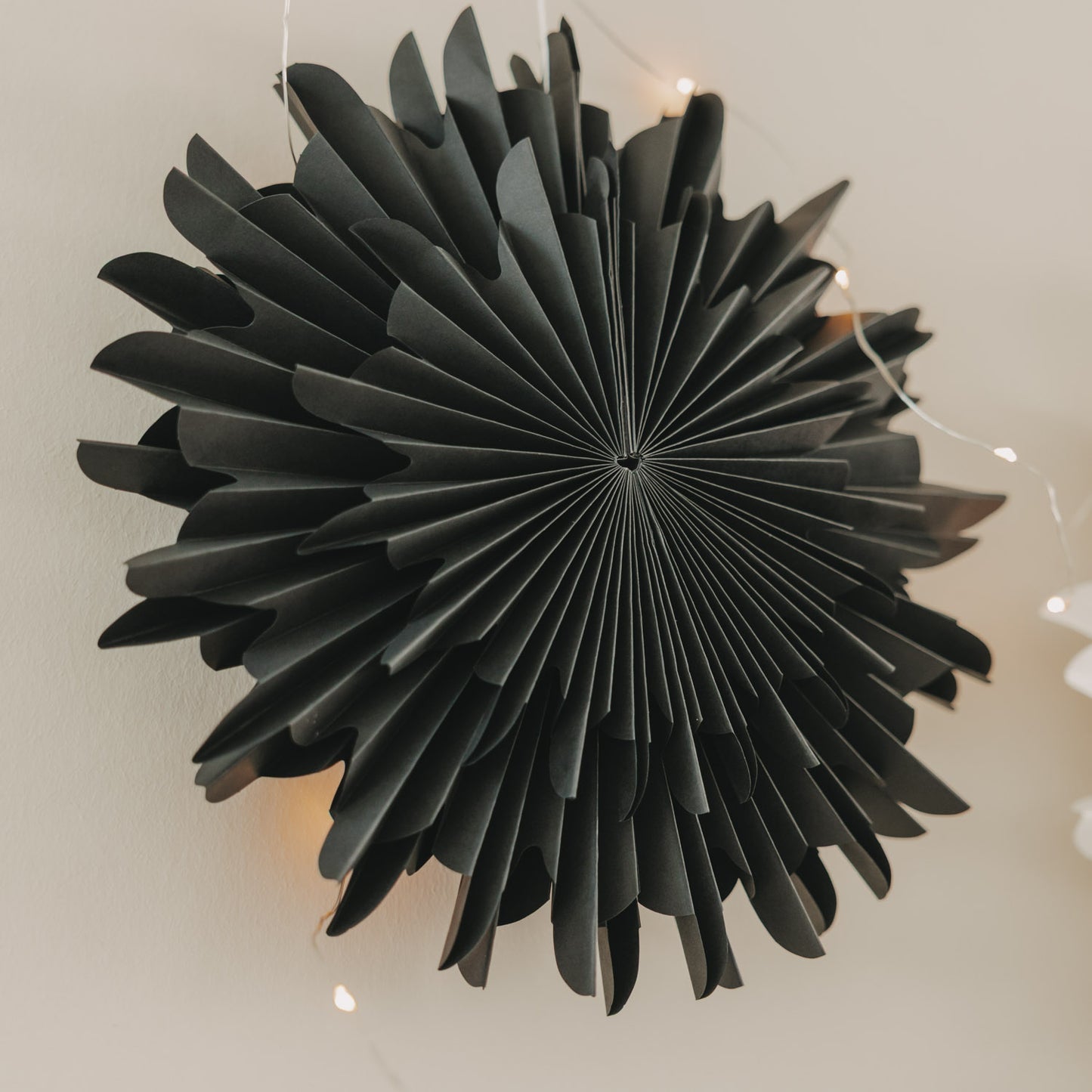 Papieranhänger Schneeflocke 45cm schwarz (VE = 4 Stk.)