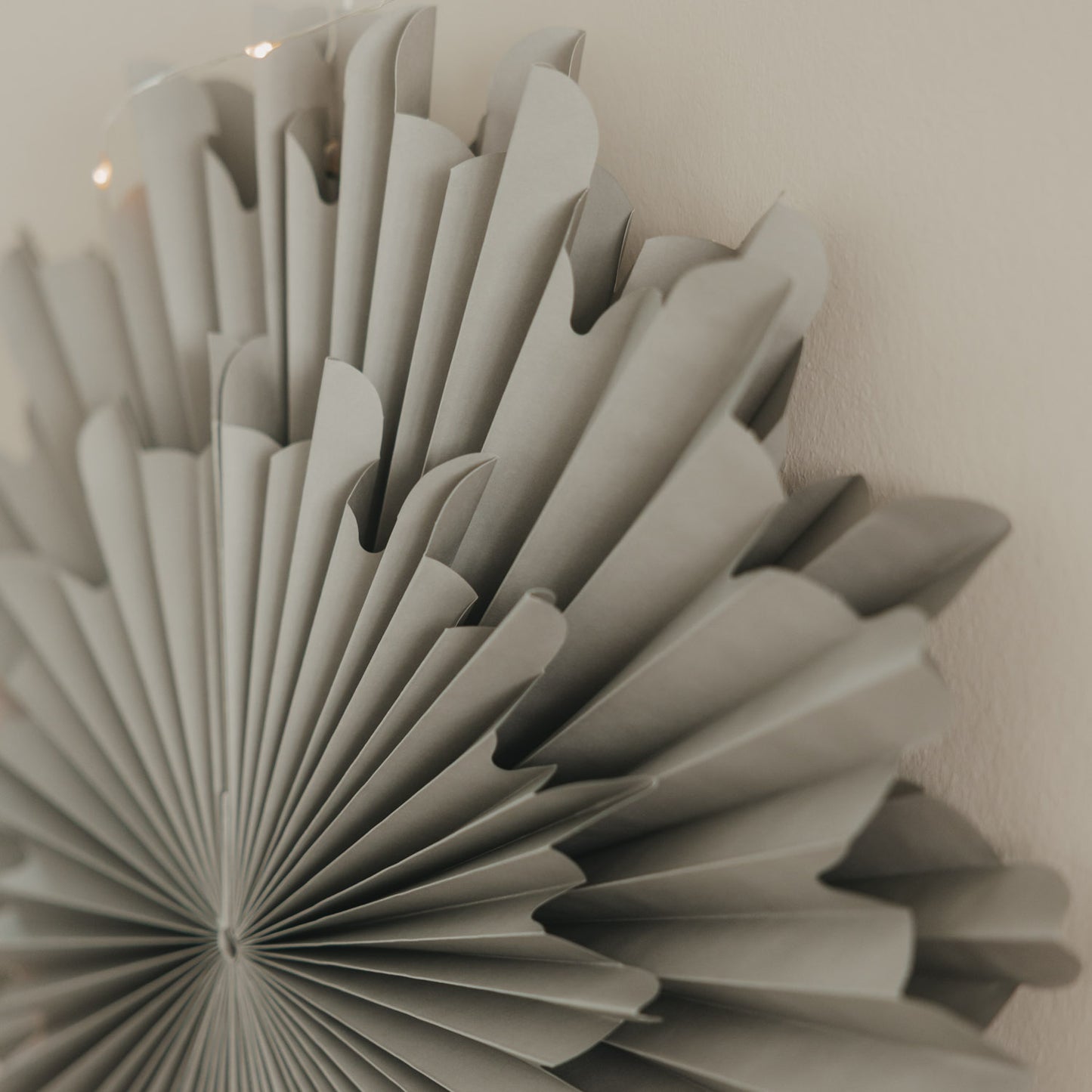 Papieranhänger Schneeflocke 45cm grau (VE = 4 Stk.)