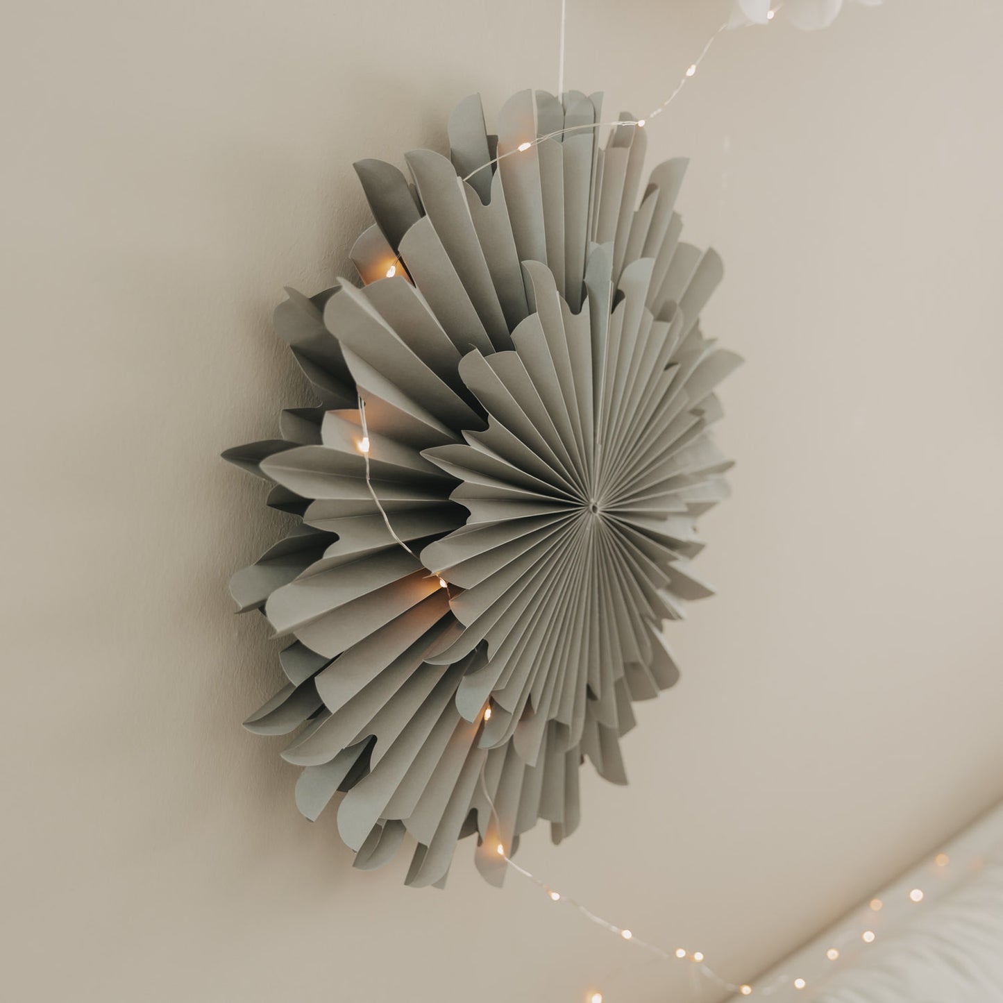 Papieranhänger Schneeflocke 45cm grau (VE = 4 Stk.)