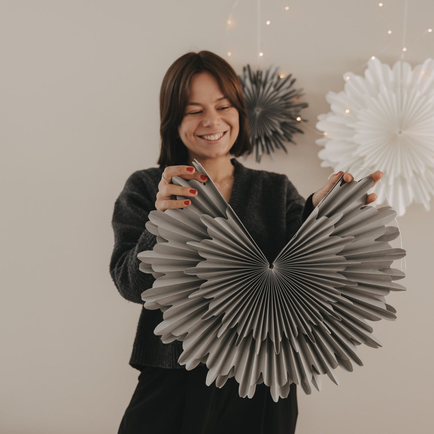 Papieranhänger Schneeflocke 45cm grau (VE = 4 Stk.)