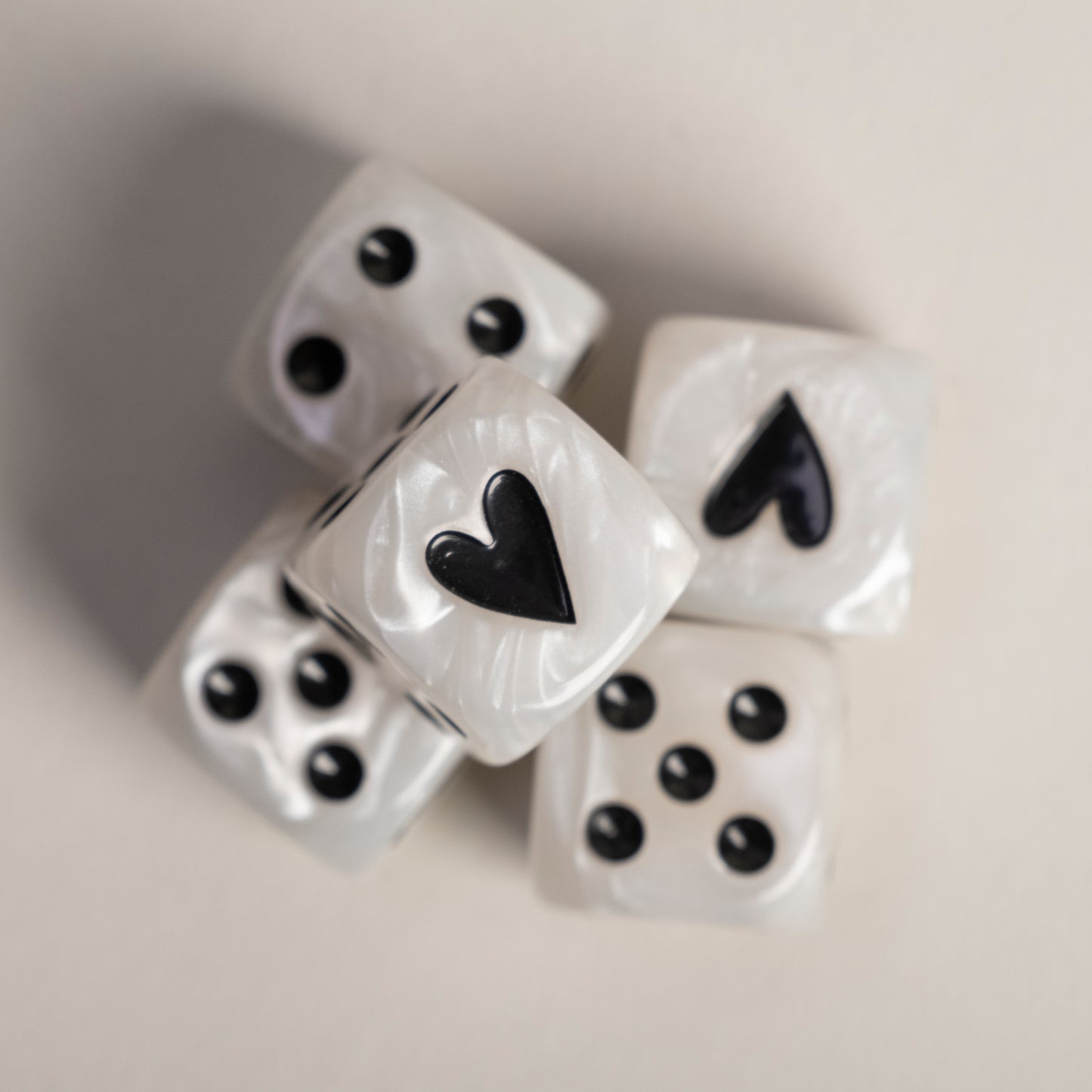 Dice set mother-of-pearl black (VE = 8 sets)