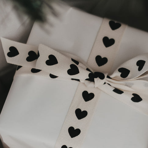 Geschenkband 5m Herzen (VE = 8 Stk.)