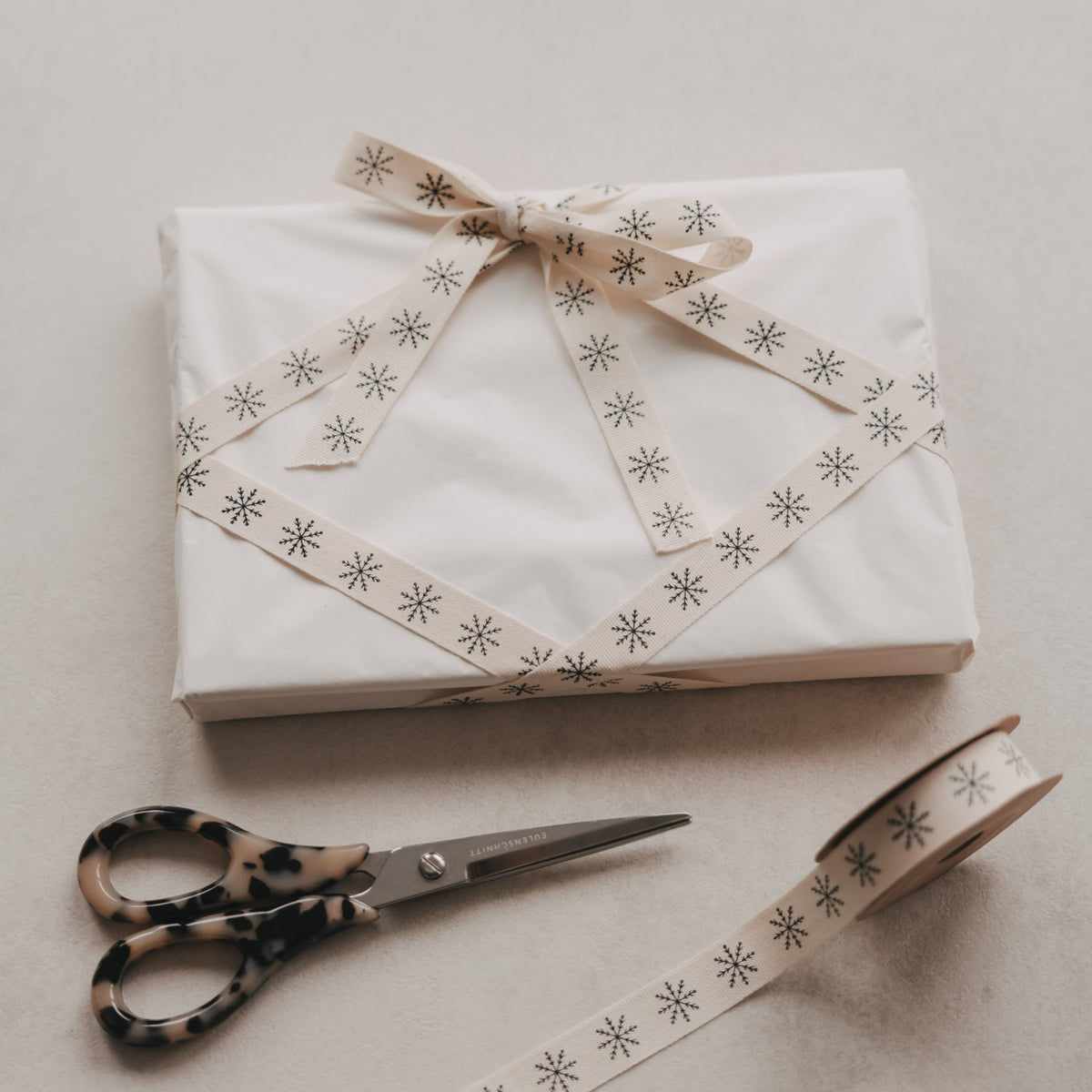 Geschenkband 5m Schneeflocke (VE = 8 Stk.)