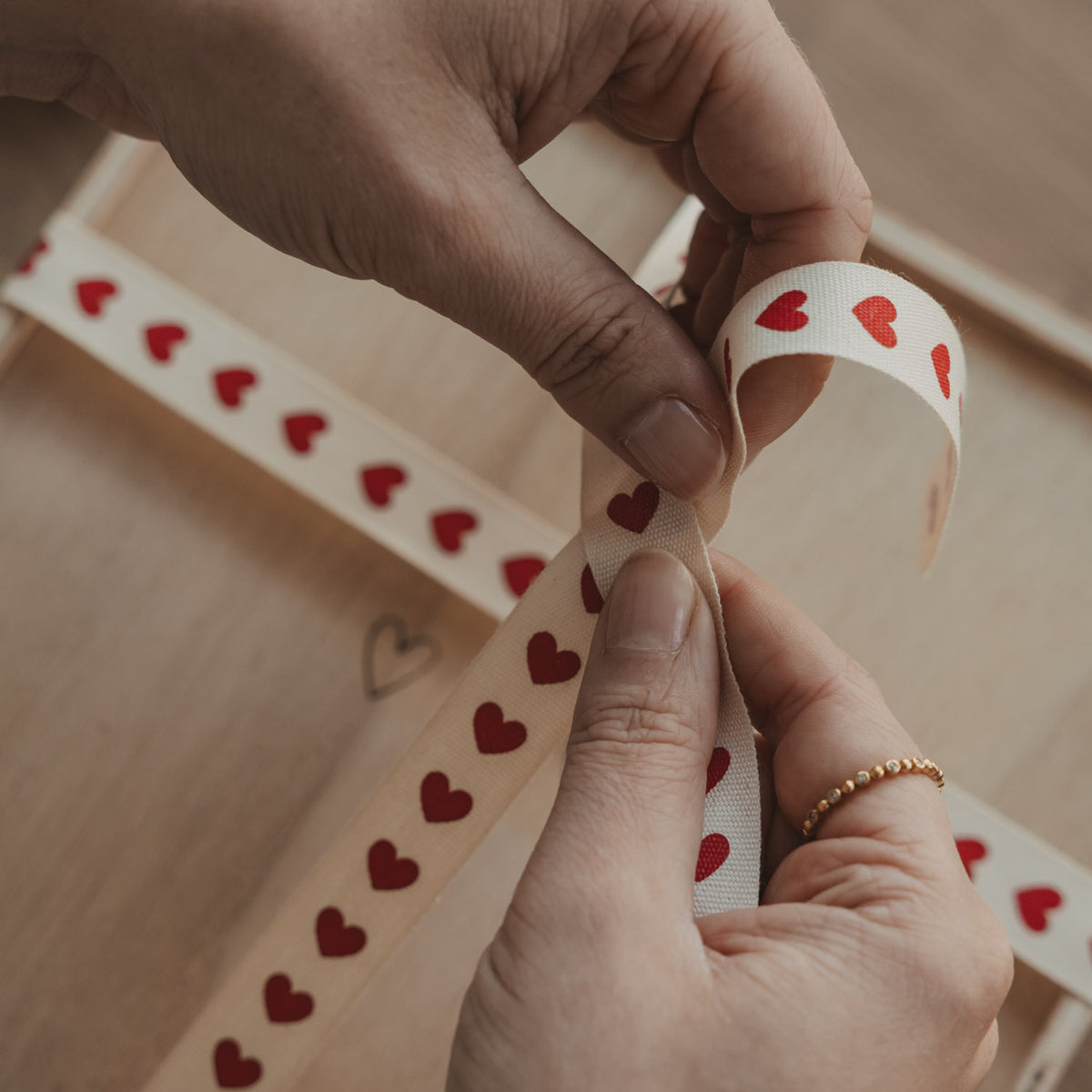 Geschenkband 5m Herzen rot (VE = 8 Stk.)