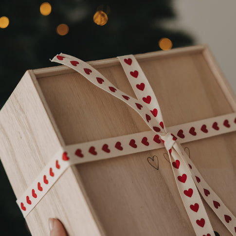 Geschenkband 5m Herzen rot (VE = 8 Stk.)