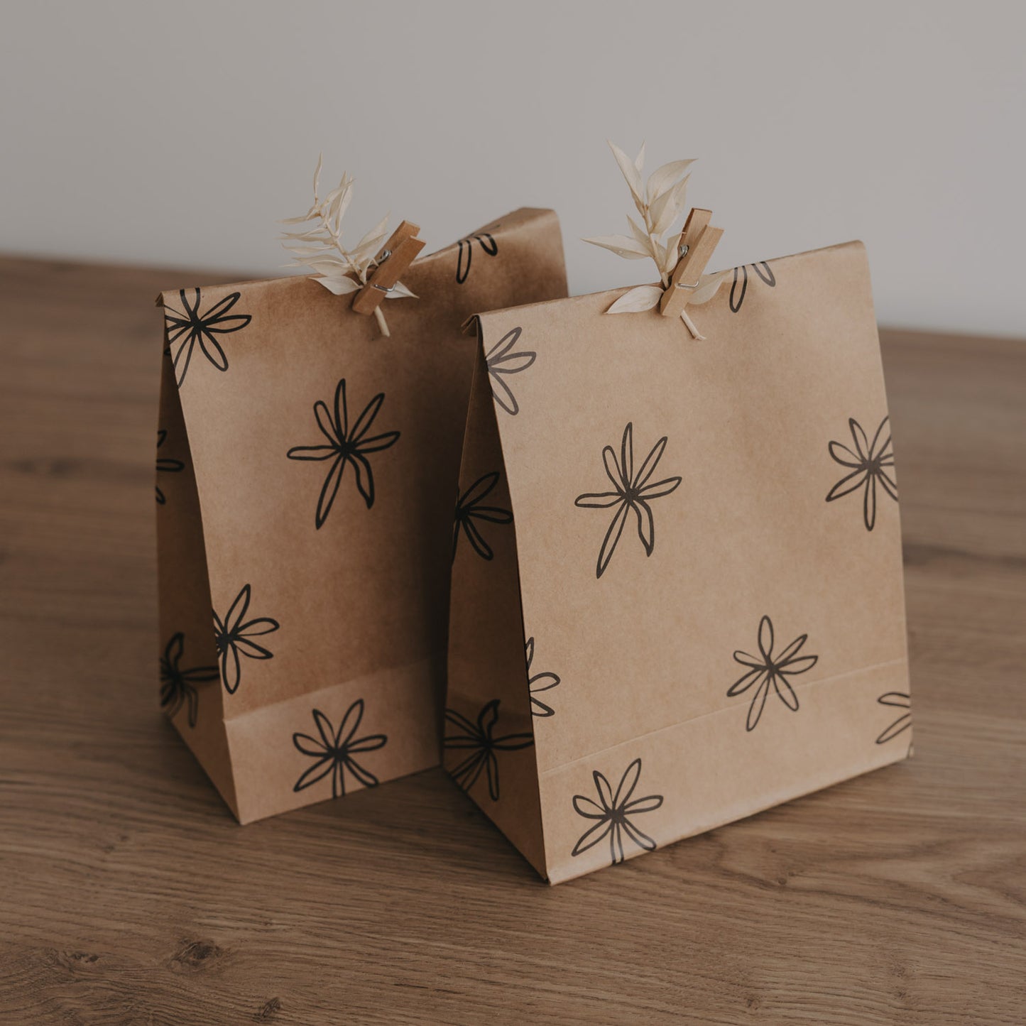 Papiertüten Illustrationen schwarz S im 6er Set (VE = 5 Sets)