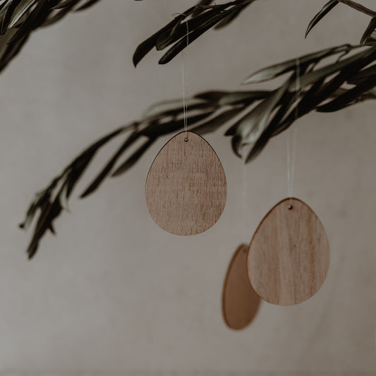 Pendentif en bois naturel Oeufs en lot de 8 (UE = 8 Ensembles)